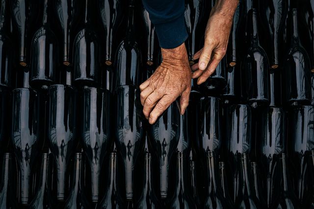 Cave d'un vigneron pratiquant la vente directe Bouteilles rangées dans la cave d'un domaine viticole